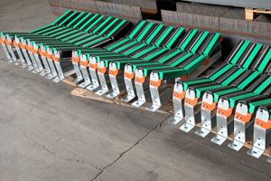 Optim'Protec-RS : stations de rouleaux avec protections vertes des angles rentrants, pieds galvanisés, posées sur palettes